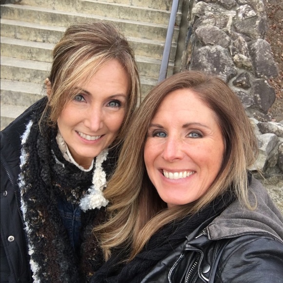 Meet your ❤️Posher Ambassadors❤️- Tracie & Tania - Picture 1 of 1